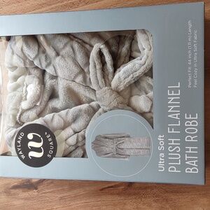 Wayland Square ultra soft plush bathrobe.  New